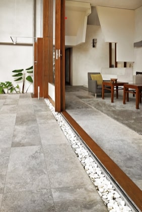 picture of usage of travertine stone in the yard